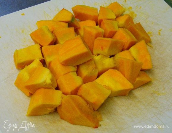 Нарезаем тыкву крупными по возможности одинаковыми кусочками.