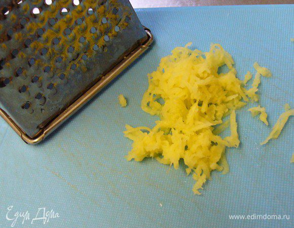 Очищенный имбирь натираем на мелкой тёрке.