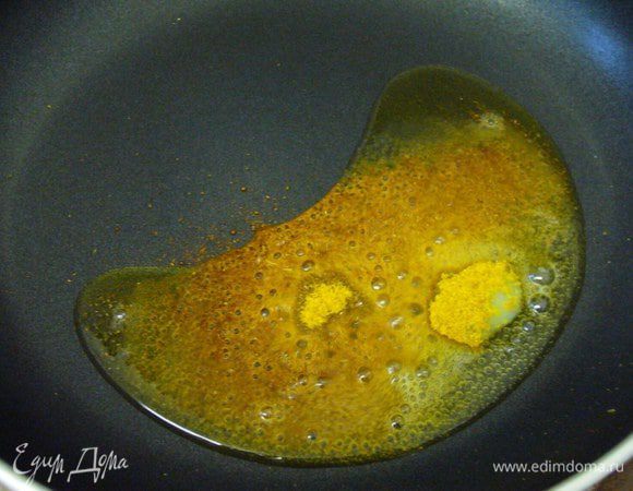 На разогретой сковороде растапливаем гхи, прогреваем до лёгкого потрескивания специи.