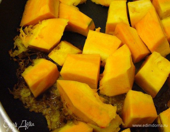 Отправляем на сковороду тыкву и имбирь. Слегка обжариваем.
