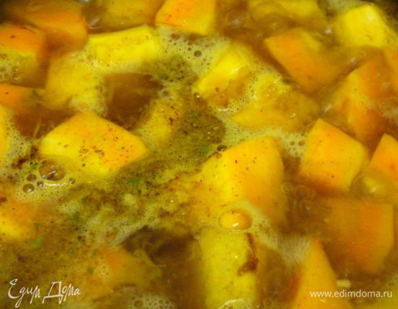 Вливаем горячий овощной бульон. Тушим тыкву до тех пор, пока не проготовится, и соус практически выпариться.