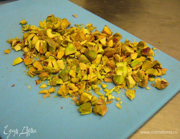 Параллельно очищаем и крупно рубим фисташки.