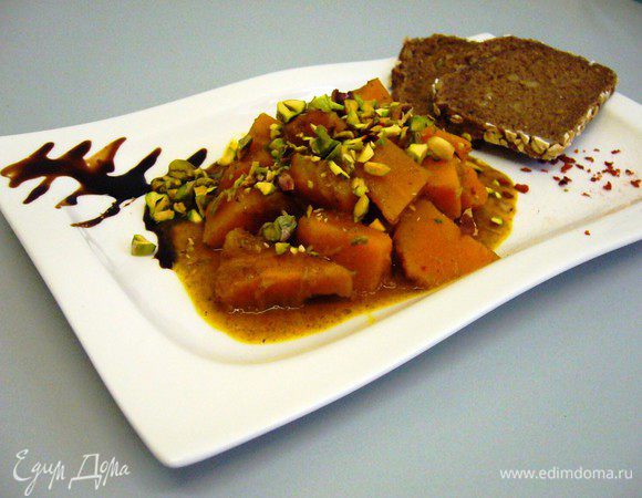 Готовую имбирную тыкву подаём с домашним цельнозерновым хлебом (например, с тыквенными семечками), украсив соусом и щедро посыпав фисташками и хлопьями чили.  