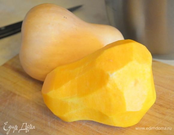 Тыкву очистить, нарезать на крупные кубики. 
