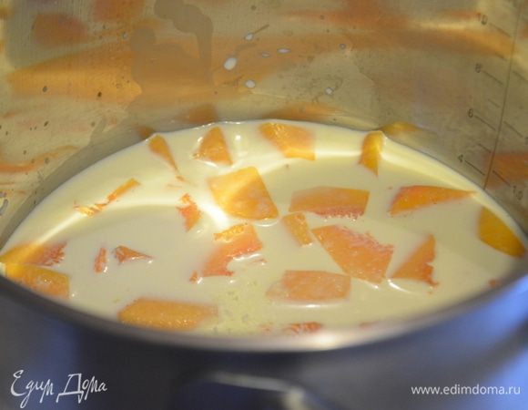 Переложить ее в кастрюльку, залить сливками, добавить сахар и кардамон.
