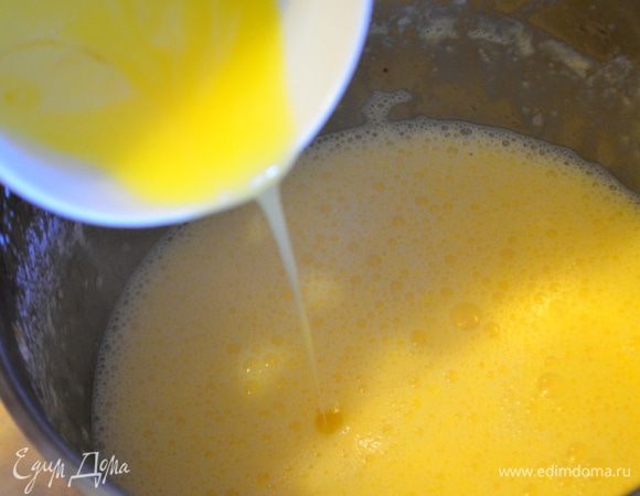 Тонкой струйкой ввести желтки и варить на среднем огне еще 5 минут. До первых "бульков". При этом самое главное - постоянное помешивание деревянной ложкой.

