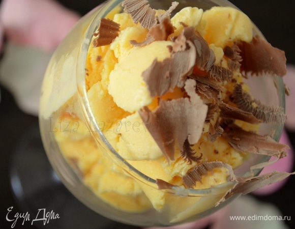 Подавать полив соусом. Для шоколадного соуса в ковшике смешать все ингредиенты и растопить на среднем огне. Остудить и полить им мороженое. Идеально подойдут орехи пекан и тыквенные семечки!