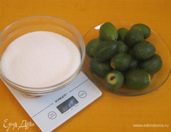 Плоды фейхоа помойте, обрежьте сухие соцветия.