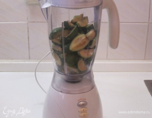 Нарежьте и положите в блендер. Лучше измельчать частями.