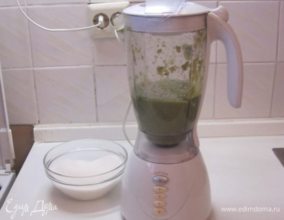 Добавьте в блендер к ягодам сахар. Хорошо взбейте.