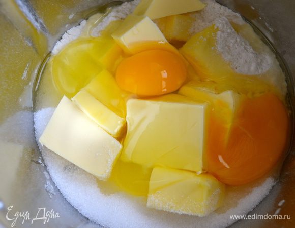 Приготовить песочное тесто - основу нашей кростаты. Для этого все ингредиенты положить в кухонный комбайн (миксер) и перемешать на средней скорости. Кстати, если из этих ингредиентов убрать разрыхлитель, у вас получится менее пышное тесто, также идеально подходящее для любого типа кростаты с разными наполнителями...   