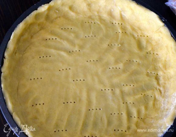 Я предлагаю вам сразу выложить это тесто в смазанную маслом форму для кростаты (диаметром 28-30 см). Разровнять его руками по дну формы и сформировать бортик. Затем наколоть тесто в нескольких местах вилкой и поставить в холодильник на то время, пока мы будем заниматься начинкой.   