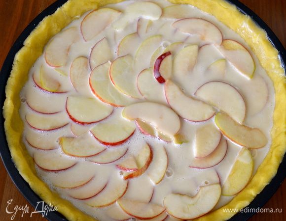 Сверху вылить осторожно крем-заливку.