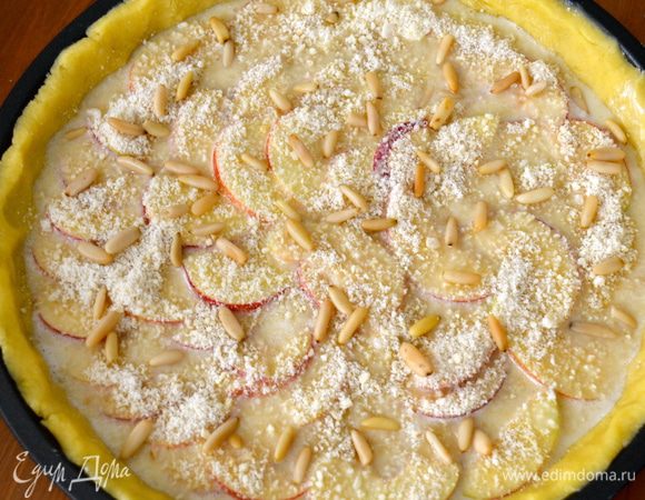 Присыпать сверху молотым миндалем и кедровыми орешками.