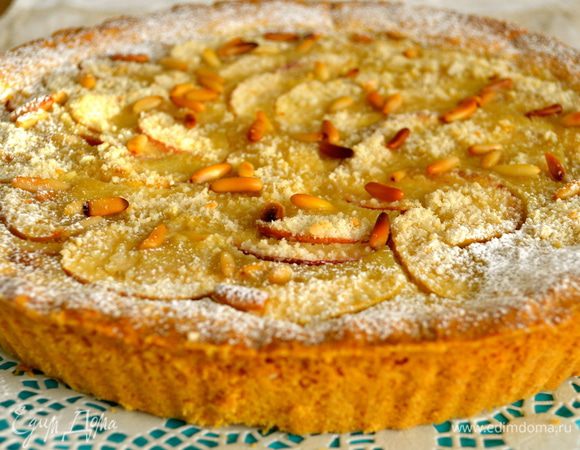 Поставить выпекаться в духовку на 30-40 минут. Следить, чтобы орешки не пригорели, в случае чего, прикрыть верх фольгой или переключить духовку (электрическую) только на нижний прогрев. Готовую кростату достать из духовки, дать полностью остыть. Переложить на сервировочное блюдо. Слегка присыпать сахарной пудрой!   