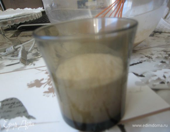 В теплую воду добавляем дрожжи и сахар, ставим в теплое место до образования "шапочки".