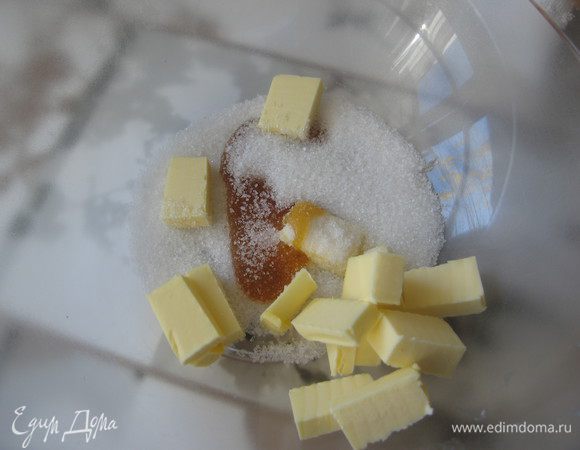 Масло режем кубиками, добавляем мед, соль, сахар.