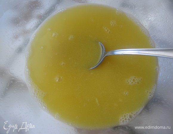 Заливаем кипятком, размешиваем, пока не растает масло.