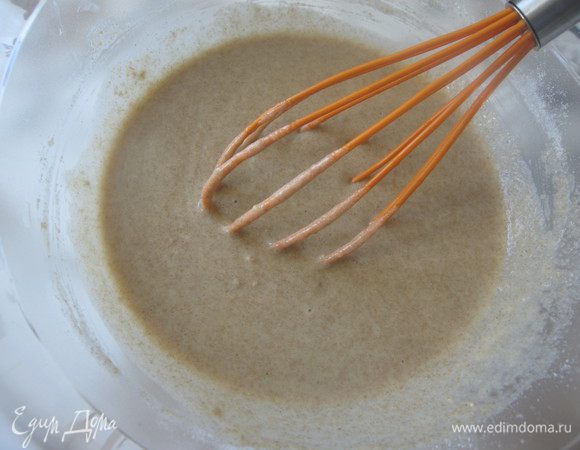 Добавляем ржаную муку, тщательно размешать  венчиком.