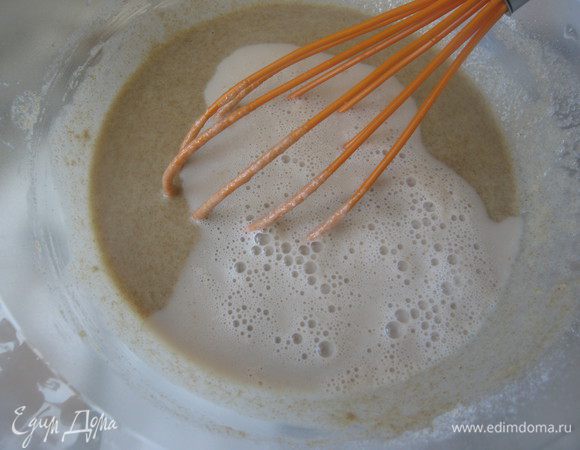 Когда масса слегка остынет, добавить опару.