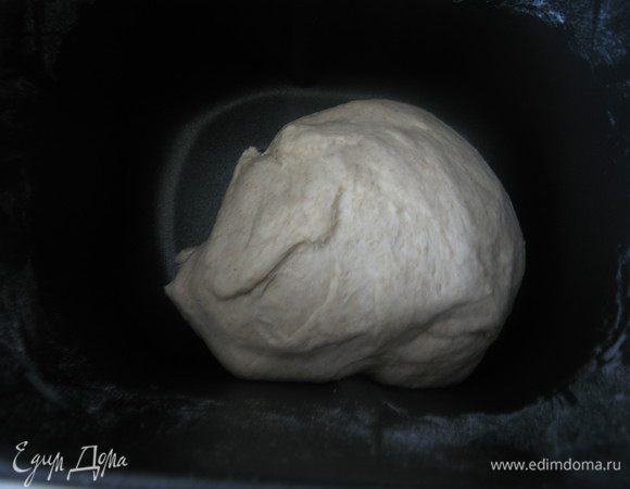 И вот с этого момента можно пойти 2-мя путями: частями добавляя муку, на столе вымесить хорошо тесто или, как сделала я, вылить смесь с ржаной мукой в хлебопечку, поставить режим "тесто" и добавить в несколько заходов пшеничную муку.