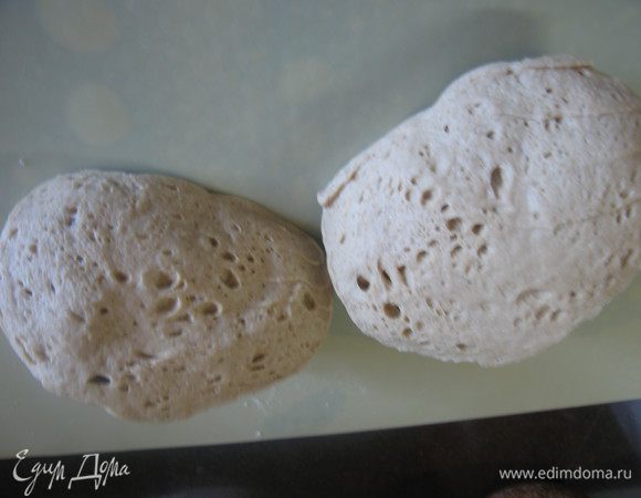 Затем достаем тесто и в течении нескольких минут вымешиваем на столе. Делим на 2 части. Тесто очень приятное и БЕЗУМНО АРОМАТНОЕ!!