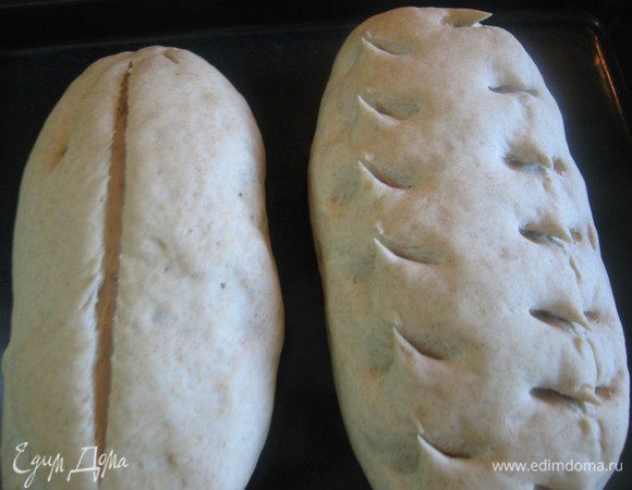Оставляем на 40 минут для расстойки, делаем характерные надрезы.