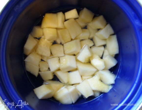 Тыкву почистить, порезать на кубики и варить в воде до готовности.
Отдельно отварить картофель.