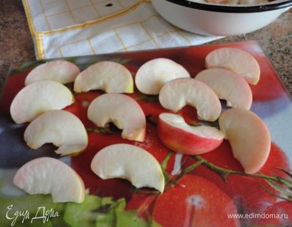 Пока тесто выпекается, одно яблоко нарезать на дольки для украшения,