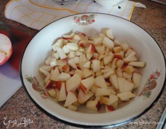 а остальные кубиками. Яйца с сахаром взбить миксером до растворения сахара. Добавить сметану, крахмал, нарезанные кусочками яблоки и перемешать.