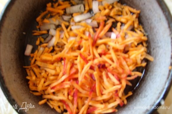 Лук и морковь припустить отдельно на сливочном масле.
