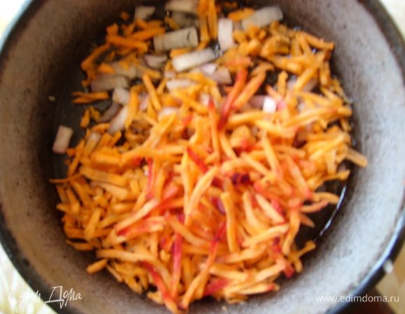 Лук и морковь припустить отдельно на сливочном масле.