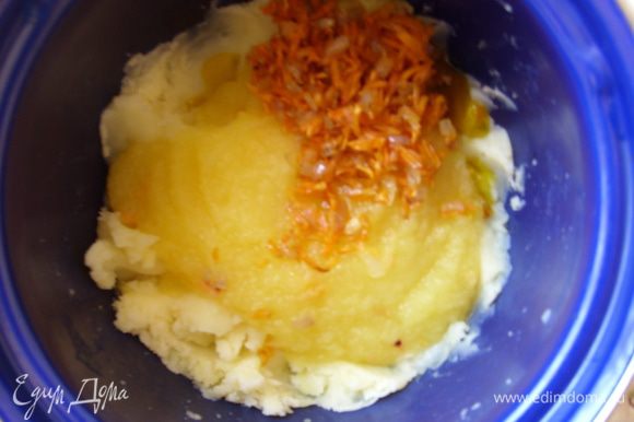 Из тыквы слить воду и размять блэндэром. Картофель размять в пюре. Всё смешать вместе с морковью, добавить соль, мускатный орех по вкусу. Начинка готова.