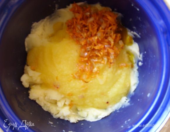 Из тыквы слить воду и размять блэндэром.
Картофель размять в пюре.
Всё смешать вместе с морковью, добавить соль, мускатный орех по вкусу. Начинка готова.