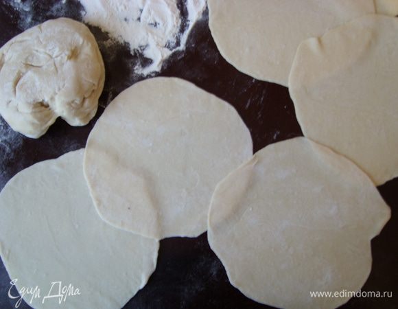 Сделать крутое тесто, раскатать на сочни.