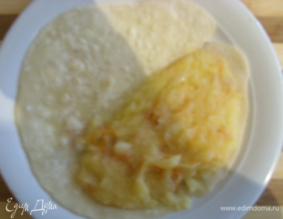 И сразу класть начинку на одну сторону ,а второй прикрывать.