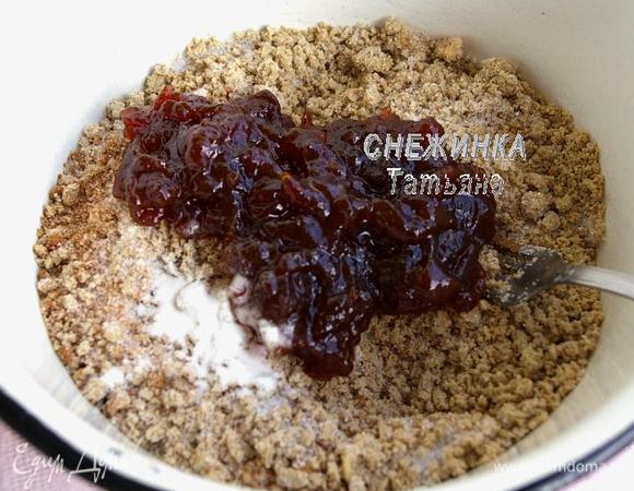 В миске смешиваем халву, сахар, соль, соду, корицу и повидло.