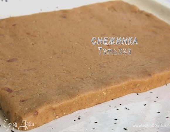 Противень смазываем маслом. Тесто раскатываем в пласт, высотой около 1,5-2 см. Кладём на противень.