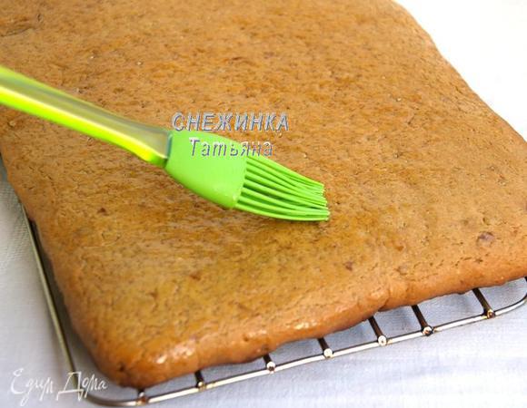 Ставим выпекаться в духовку, разогретую до 180С, на 25-30 минут. Ориентируйтесь по своей духовке, да и толщина пласта имеет значение. Просто следите за коврижкой, чтобы не стала слишком тёмной. Варим сироп из воды и сахара: соединяем, ставим на огонь и, помешивая, даём закипеть. Готовую коврижку перекладываем на решётку и смазываем сиропом.