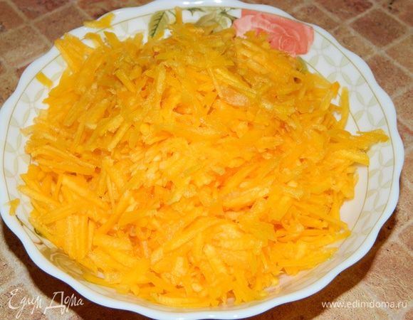 Тыкву натереть на крупной терке
