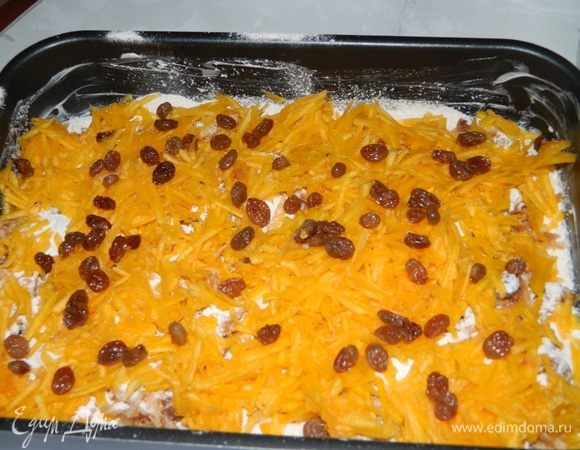 яблоки засыпать тестом, затем насыпаем половину потертой тыквы, немного изюма