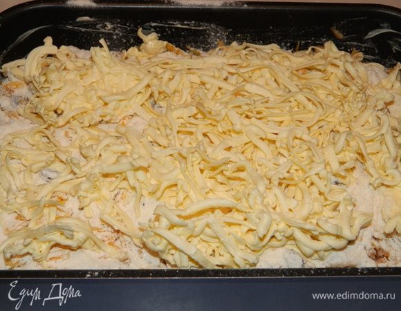 Засыпаем тестом, следующий слой оставшаяся половина яблок + изюм, опять засыпаем тестом, сверху оставшаяся половина тыквы + изюм, засыпаем тестом. На последний слой теста трем сливочное масло и отправляем все в духовку на 40-45 минут