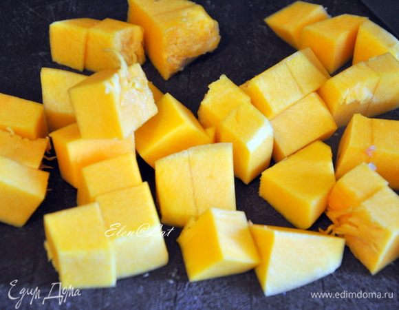 Тыкву и картофель также порезать кубиками. 