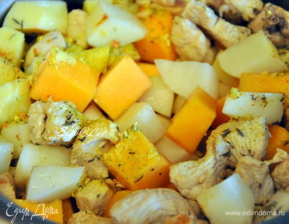 Добавить к индейке. Затем добавить все специи и бульон. Блюдо довести до кипения и, уменьшив огонь, тушить в течении часа. 