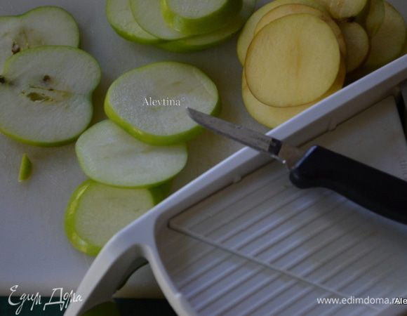 Разогреем духовку до 120 гр.
Яблоки тонко порежем,очистим от семечек. Смешаем корицу с сахаром.