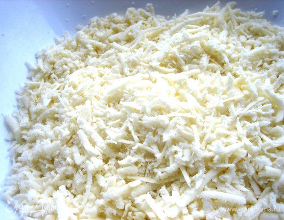Натираем сыр на крупной тёрке.