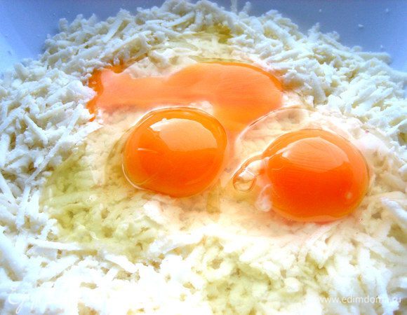 Вбиваем 3 крупных яйца.