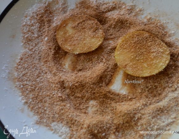 Приготовим противень, застелем бумагой для выпечки. 
Яблоки с двух сторон окунаем в сахарную смесь с корицей.