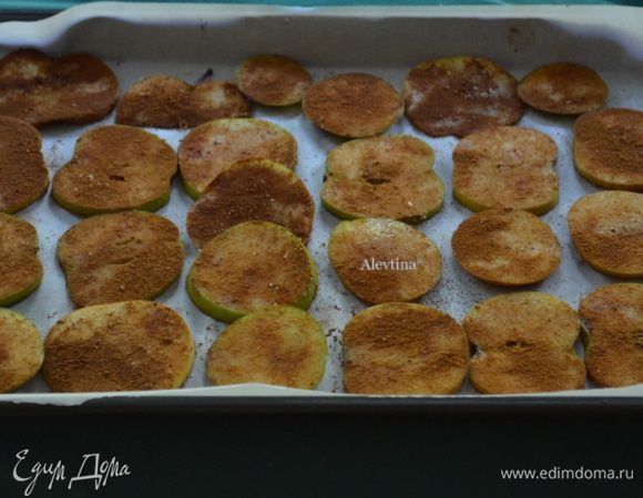 Выложим аккуратно на противень. У меня два средних яблока ровно уложились в эту сахарную смесь 1/4 стакана и противень большого размера.
Выпекаем примерно 90 мин. или 2 часа.