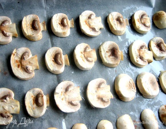 На противень стелим пергамент,промазываем хорошенько маслом (у меня не достаточно было масла и грибочки некоторые приклеились!) и выкладываем дольки на расстоянии.